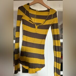 Cute Free People Thermal style long sleeve with snap buttons. XS